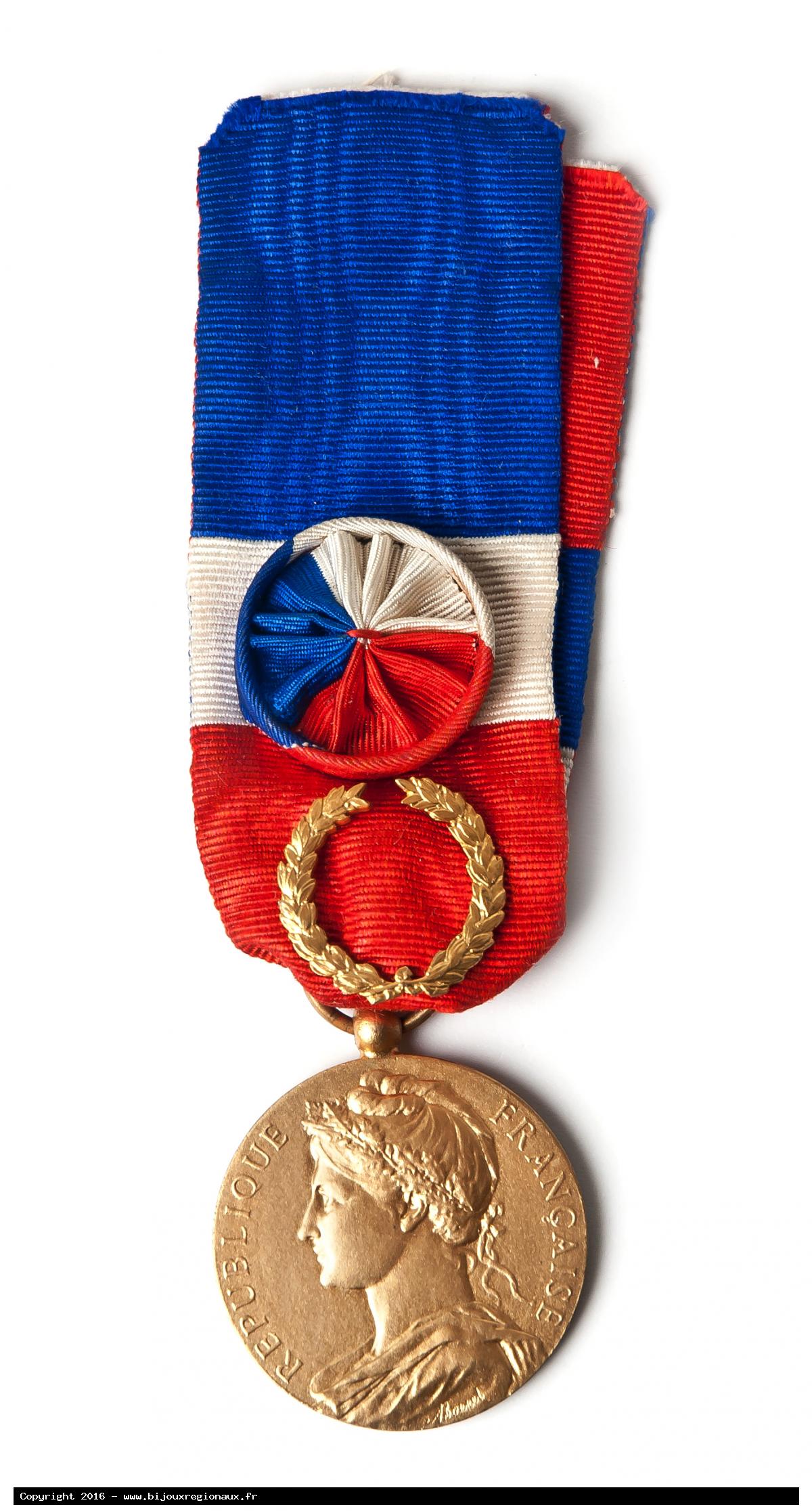 Médaille d'or de la retraite grand prix d'excellence - collier bleu, blanc,  rouge. - Cadeaux humoristiques anniversaire - Creavea